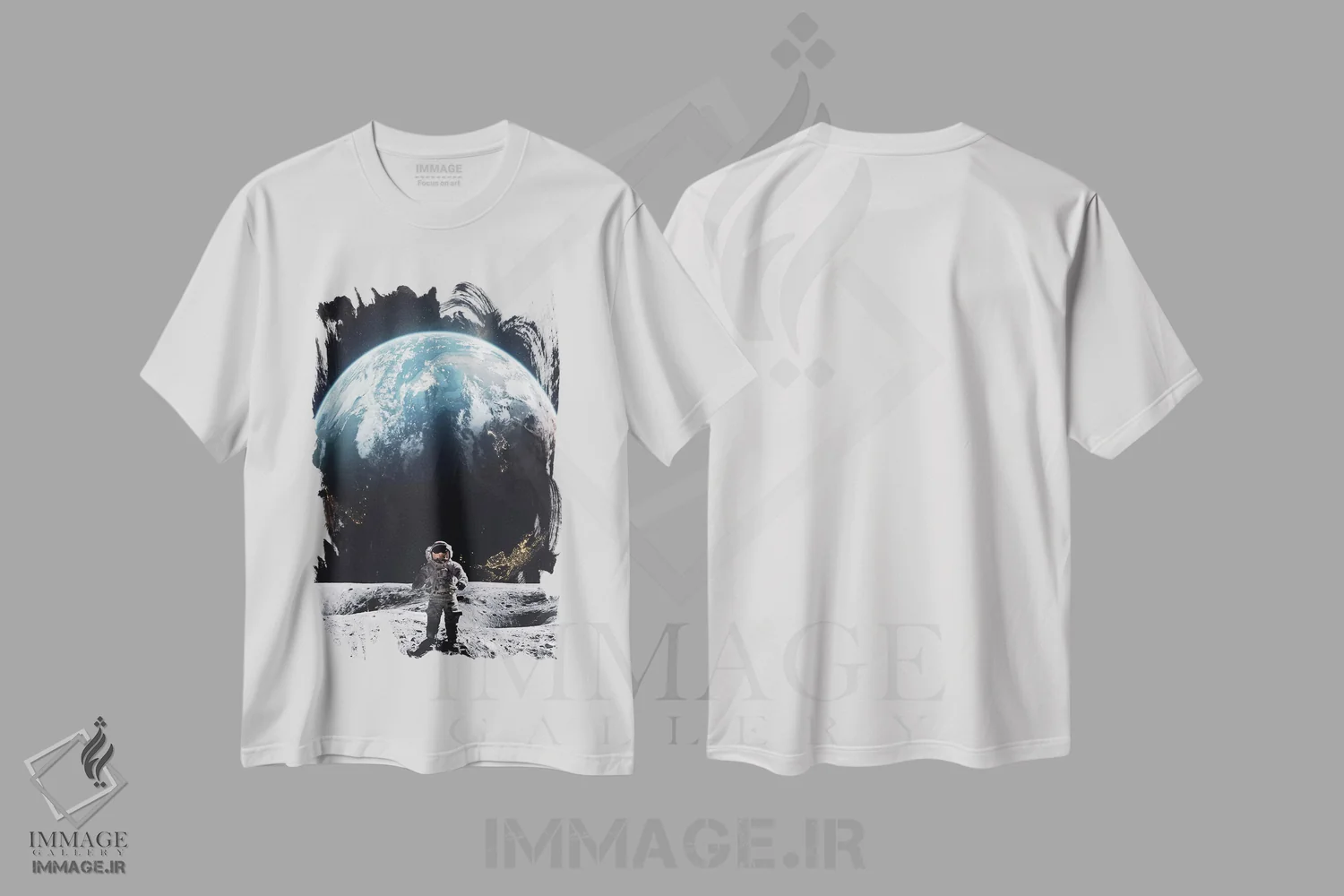 تیشرت سفید طرح دار فضانورد در حال قدم زدن روی ماه روبروی سیاره زمین، عکاسی ترکیبی اثر جن زد | فروشگاه ایماژ