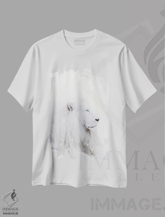 تیشرت سفید طرح دار شیر سفید، شاه زمستان زیر برف، عکاسی ترکیبی اثر جن زد | immage.ir