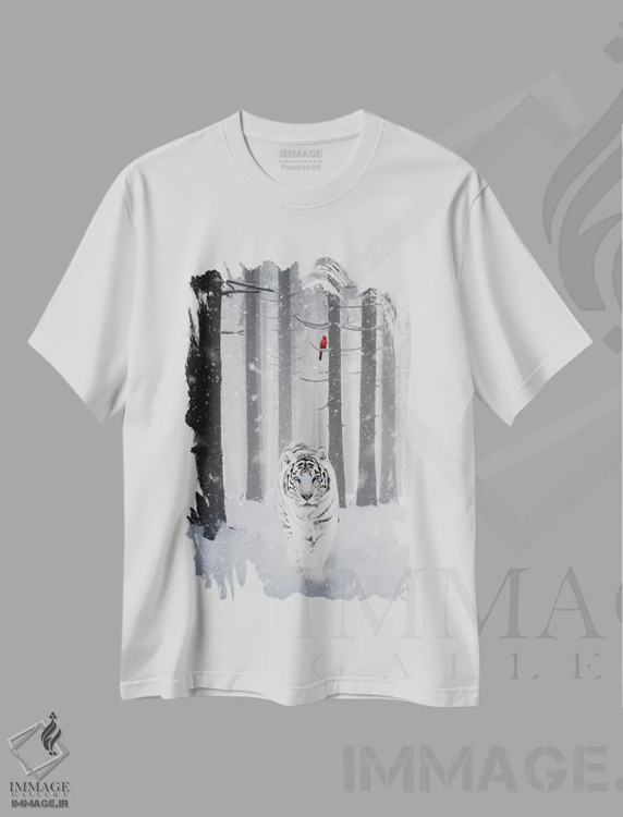 تیشرت سفید طرح دار ببر سفید و پرنده کاردینال قرمز زیر برف در جنگل، عکاسی ترکیبی اثر جن زد | immage.ir