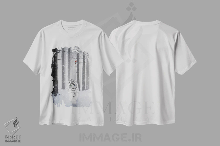 تیشرت سفید طرح دار ببر سفید و پرنده کاردینال قرمز زیر برف در جنگل، عکاسی ترکیبی اثر جن زد | immage.ir