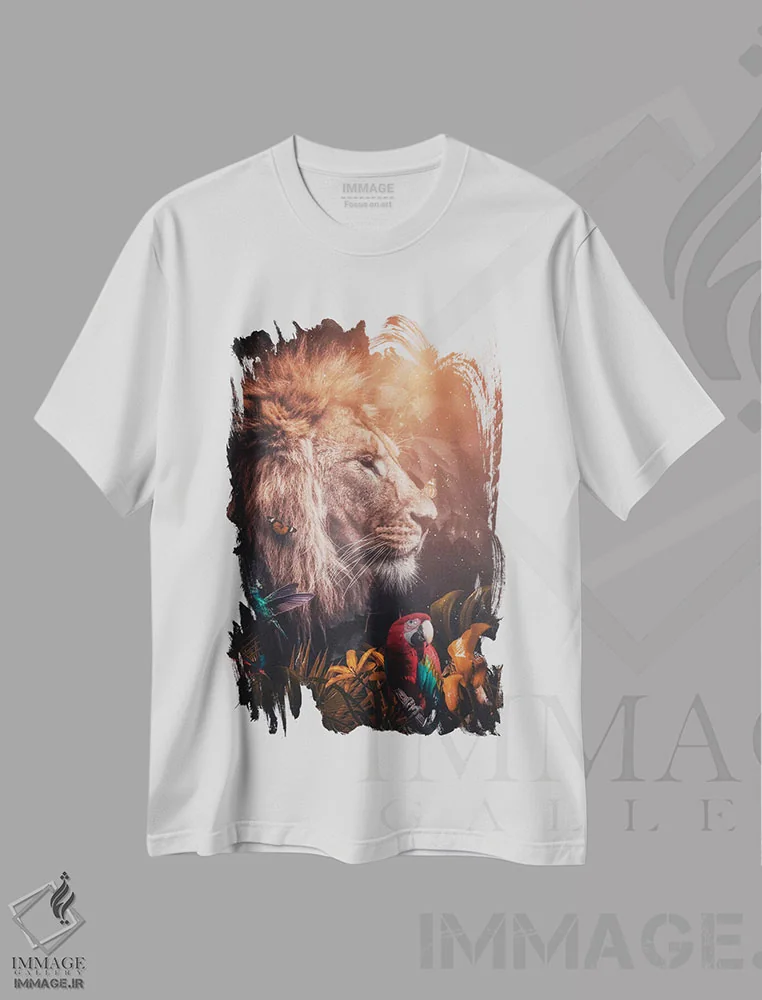 تیشرت سفید طرح دار شیر پادشاه وحشی در جنگل گرمسیری، عکاسی ترکیبی اثر جن زد | immage.ir