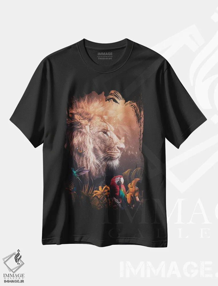 تیشرت مشکی طرح دار شیر پادشاه وحشی در جنگل گرمسیری، عکاسی ترکیبی اثر جن زد | فروشگاه ایماژ