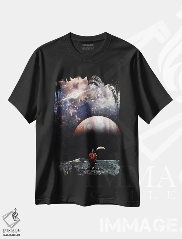 تیشرت مشکی طرح دار فضانورد زن روی ماه در فضا و سیاه چاله، عکاسی ترکیبی اثر جن زد | فروشگاه ایماژ