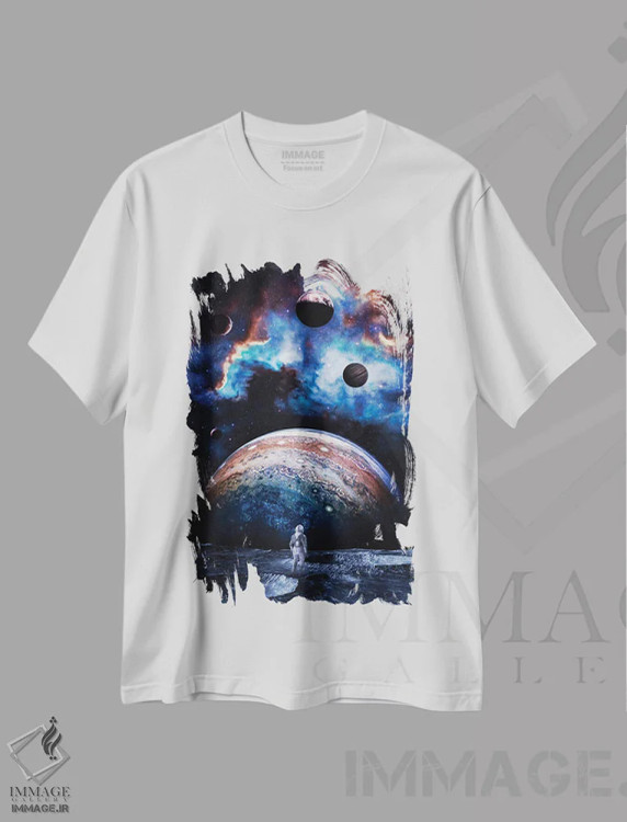 تیشرت سفید طرح دار فضانورد روی سطح ماه در حال نگاه به مشتری در فضا، عکاسی ترکیبی اثر جن زد | فروشگاه ایماژ