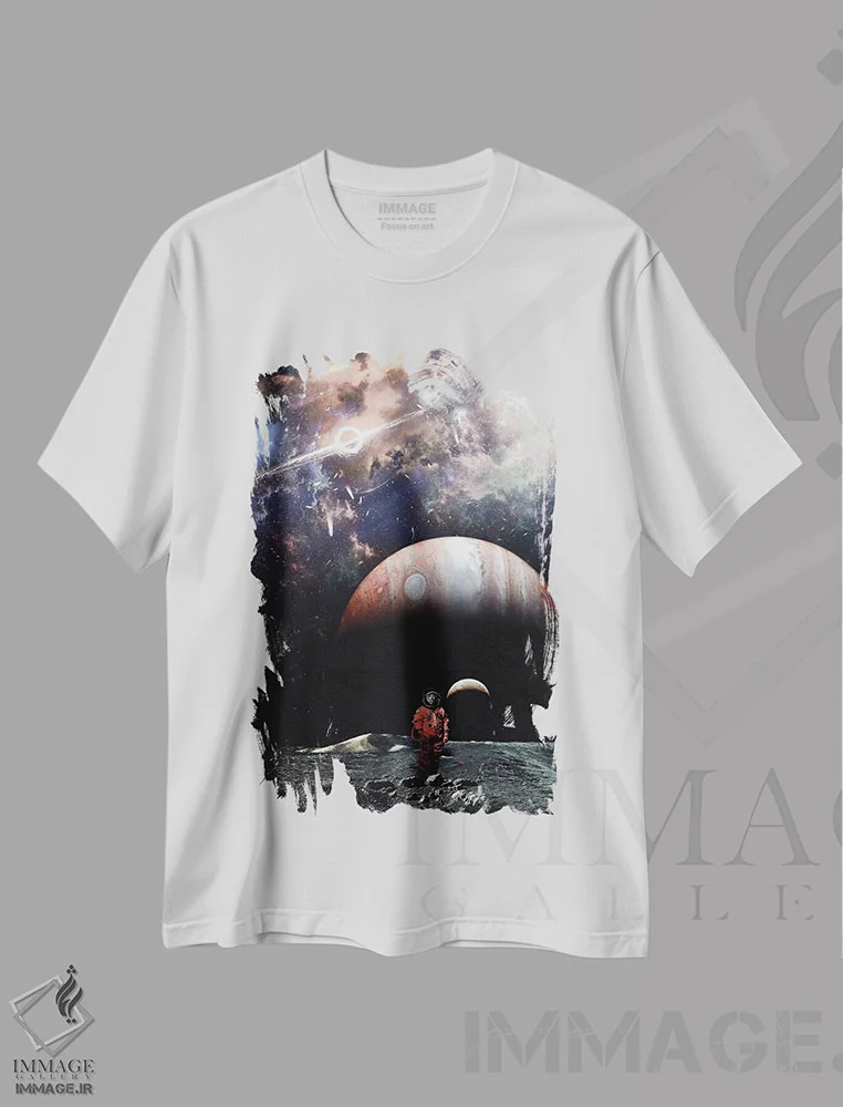 تیشرت سفید طرح دار فضانورد زن روی ماه در فضا و سیاه چاله، عکاسی ترکیبی اثر جن زد | immage.ir