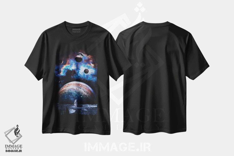 تیشرت مشکی طرح دار فضانورد روی سطح ماه در حال نگاه به مشتری در فضا، عکاسی ترکیبی اثر جن زد | immage.ir