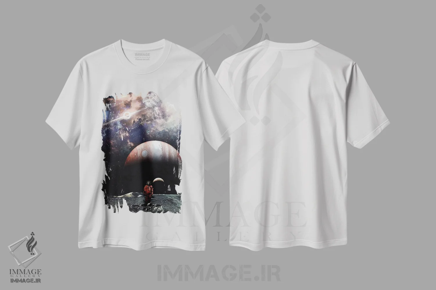 تیشرت سفید طرح دار فضانورد زن روی ماه در فضا و سیاه چاله، عکاسی ترکیبی اثر جن زد | immage.ir