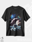 تیشرت مشکی طرح دار فضانورد روی ماه با سیارات بسیار، عکاسی ترکیبی اثر جن زد | فروشگاه ایماژ