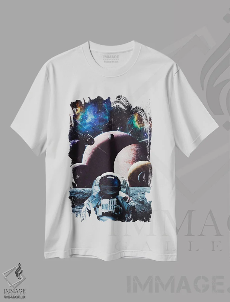تیشرت سفید طرح دار فضانورد روی ماه با سیارات بسیار، عکاسی ترکیبی اثر جن زد | immage.ir