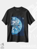 تیشرت مشکی طرح دار Moon And Spaceship,زمین، ماه و سفینه فضایی، هنر دیجیتال اثر جن زد | فروشگاه ایماژ