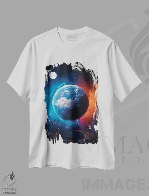 تیشرت سفید طرح دار کره زمین با ماه روی میز تحریر، هنر دیجیتال اثر جن زد | immage.ir