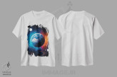 تیشرت سفید طرح دار کره زمین با ماه روی میز تحریر، هنر دیجیتال اثر جن زد | immage.ir