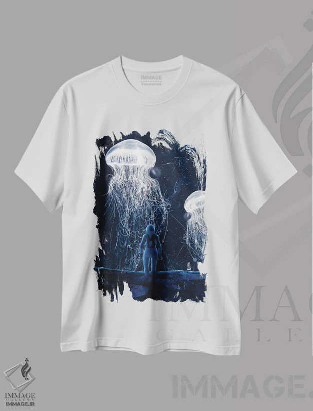 تیشرت سفید طرح دار فضانورد روی ماه با عروس دریایی فضایی روبرو می شود، عکاسی ترکیبی اثر جن زد | فروشگاه ایماژ