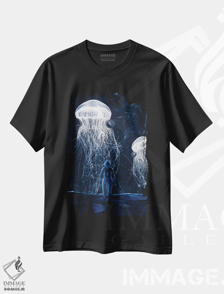 تیشرت مشکی طرح دار فضانورد روی ماه با عروس دریایی فضایی روبرو می شود، عکاسی ترکیبی اثر جن زد | immage.ir