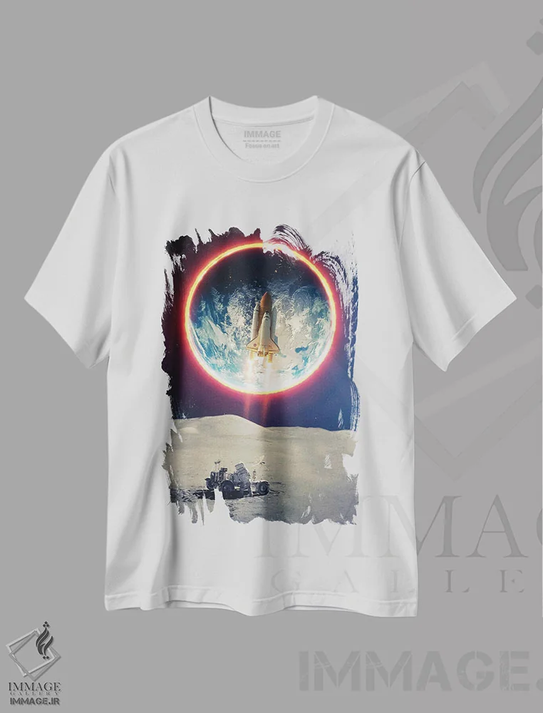 تیشرت سفید طرح دار ماموریت موشکی به ماه و فضانورد، هنر دیجیتال اثر جن زد | فروشگاه ایماژ