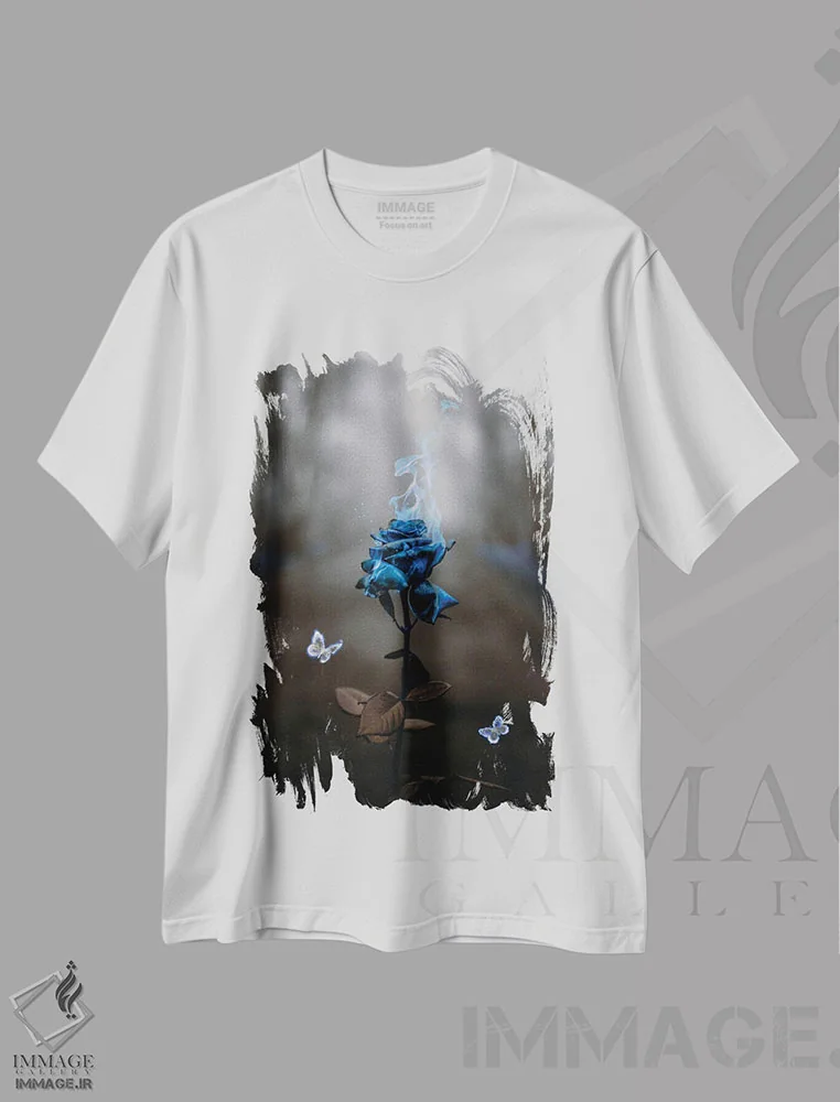 تیشرت سفید طرح دار رز آبی و پروانه های شعله ای، دکوراسیون جایگزین اثر جن زد | فروشگاه ایماژ