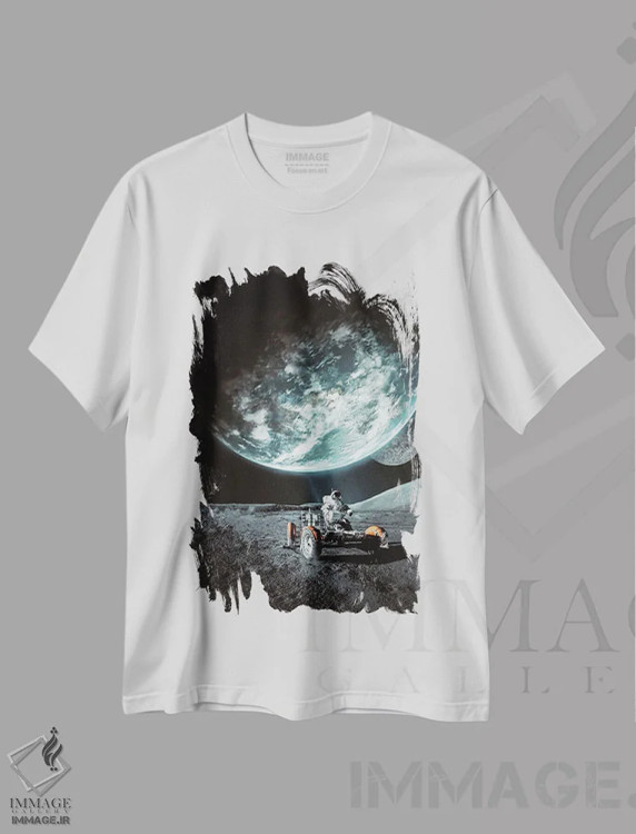 تیشرت سفید طرح دار فضانورد سوار بر چهارچرخ روی سطح ماه، هنر دیجیتال اثر جن زد | immage.ir