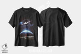 تیشرت مشکی طرح دار فضانورد روی ماه با نمای زمین از فضا، عکاسی ترکیبی اثر جن زد | فروشگاه ایماژ