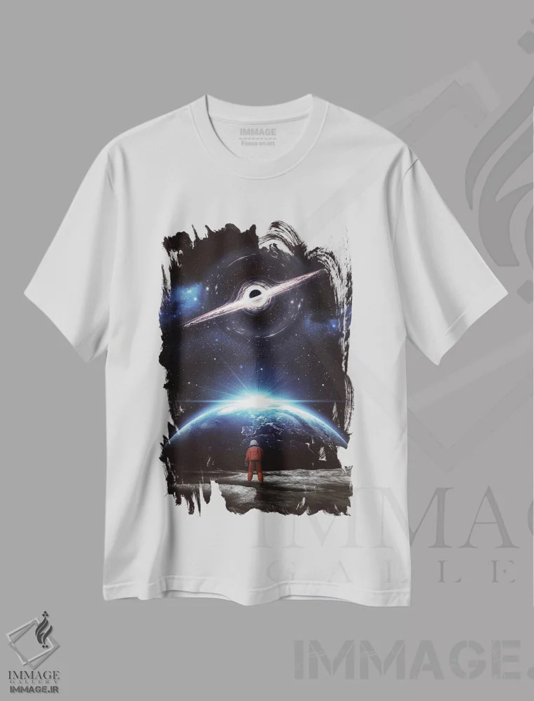 تیشرت سفید طرح دار فضانورد روی ماه با نمای زمین از فضا، عکاسی ترکیبی اثر جن زد | immage.ir