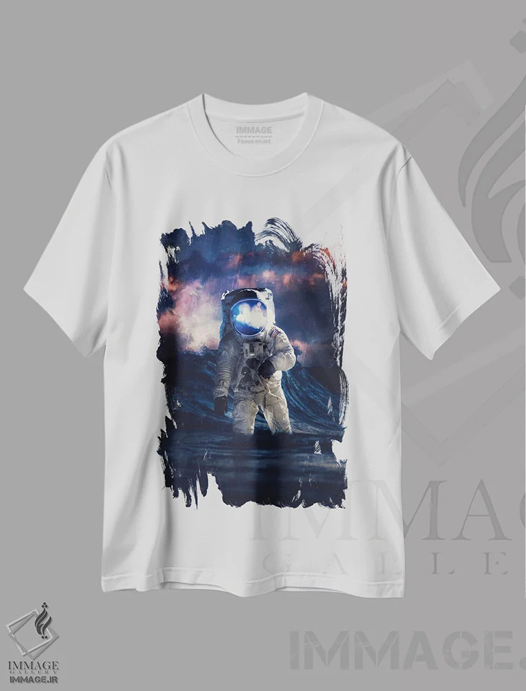 تیشرت سفید طرح دار فضانورد کنار موج در اقیانوس، هنر دیجیتال اثر جن زد | فروشگاه ایماژ