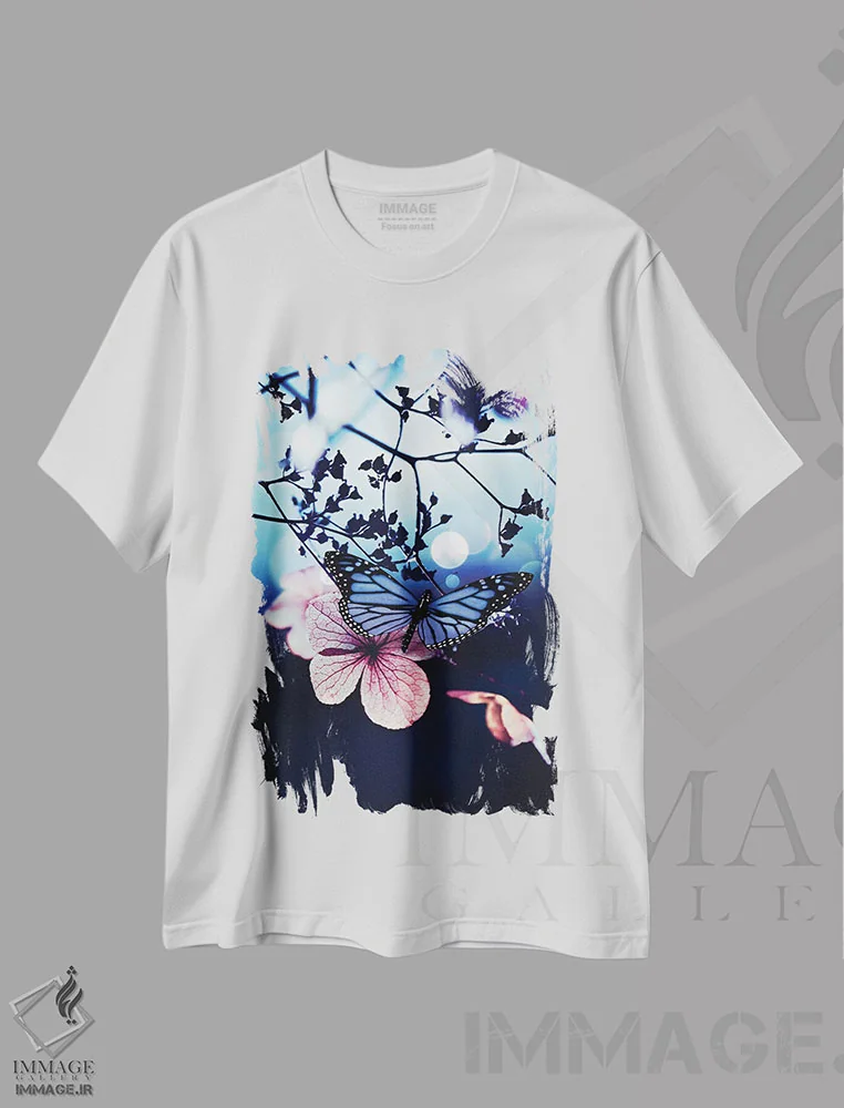تیشرت سفید طرح دار پروانه آبی روی برگ صورتی، هنر دیجیتال اثر جن زد | فروشگاه ایماژ