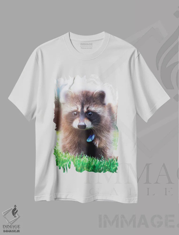 تیشرت سفید طرح دار راکن میان چمن سبز و پروانه آبی، هنر دیجیتال اثر جن زد | immage.ir