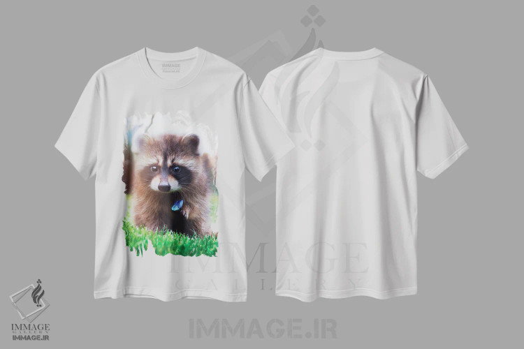 تیشرت سفید طرح دار راکن میان چمن سبز و پروانه آبی، هنر دیجیتال اثر جن زد | immage.ir