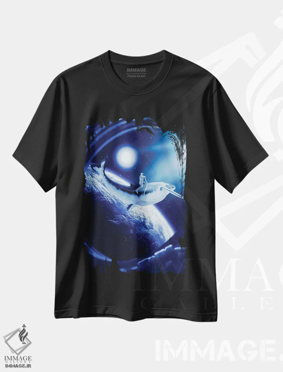 تیشرت مشکی طرح دار فضانورد سوار بر نهنگ روبروی زمین و ماه، عکاسی ترکیبی اثر جن زد | فروشگاه ایماژ