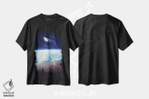 تیشرت مشکی طرح دار گشت موج سوار بر ساحل فضایی زمین، هنر دیجیتال اثر جن زد | فروشگاه ایماژ