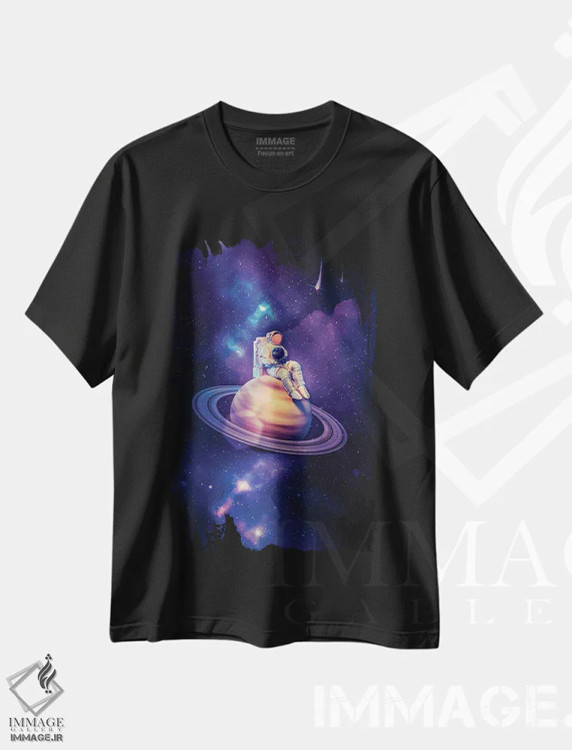 تیشرت مشکی طرح دار فضانورد نشسته بر زحل با سیاره زمین در دستانش، هنر دیجیتال اثر جن زد | فروشگاه ایماژ