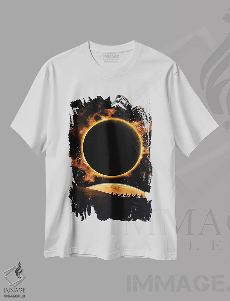 تیشرت سفید طرح دار خورشیدگرفتگی در بیابان، هنر دیجیتال اثر جن زد | فروشگاه ایماژ
