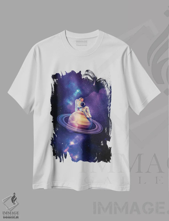 تیشرت سفید طرح دار فضانورد نشسته بر زحل با سیاره زمین در دستانش، هنر دیجیتال اثر جن زد | immage.ir
