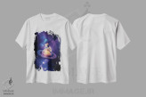 تیشرت سفید طرح دار فضانورد نشسته بر زحل با سیاره زمین در دستانش، هنر دیجیتال اثر جن زد | immage.ir
