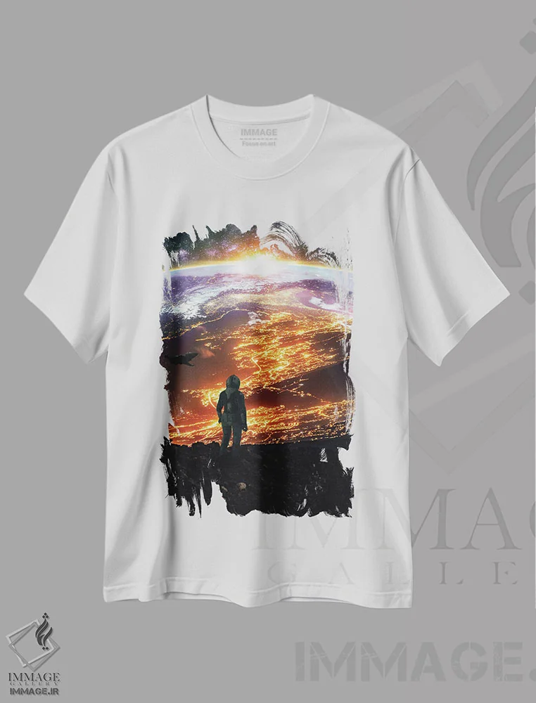 تیشرت سفید طرح دار فضانورد و تماشای شهر و زندگی زمینی، عکاسی ترکیبی اثر جن زد | فروشگاه ایماژ