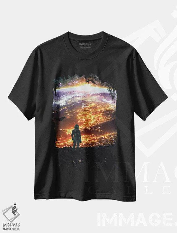 تیشرت مشکی طرح دار فضانورد و تماشای شهر و زندگی زمینی، عکاسی ترکیبی اثر جن زد | immage.ir