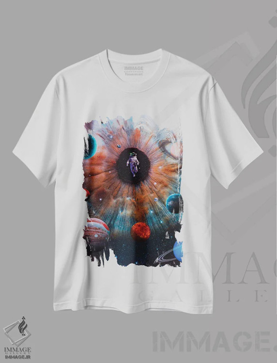 تیشرت سفید طرح دار فضانورد و چشم کائنات، عکاسی ترکیبی اثر جن زد | فروشگاه ایماژ