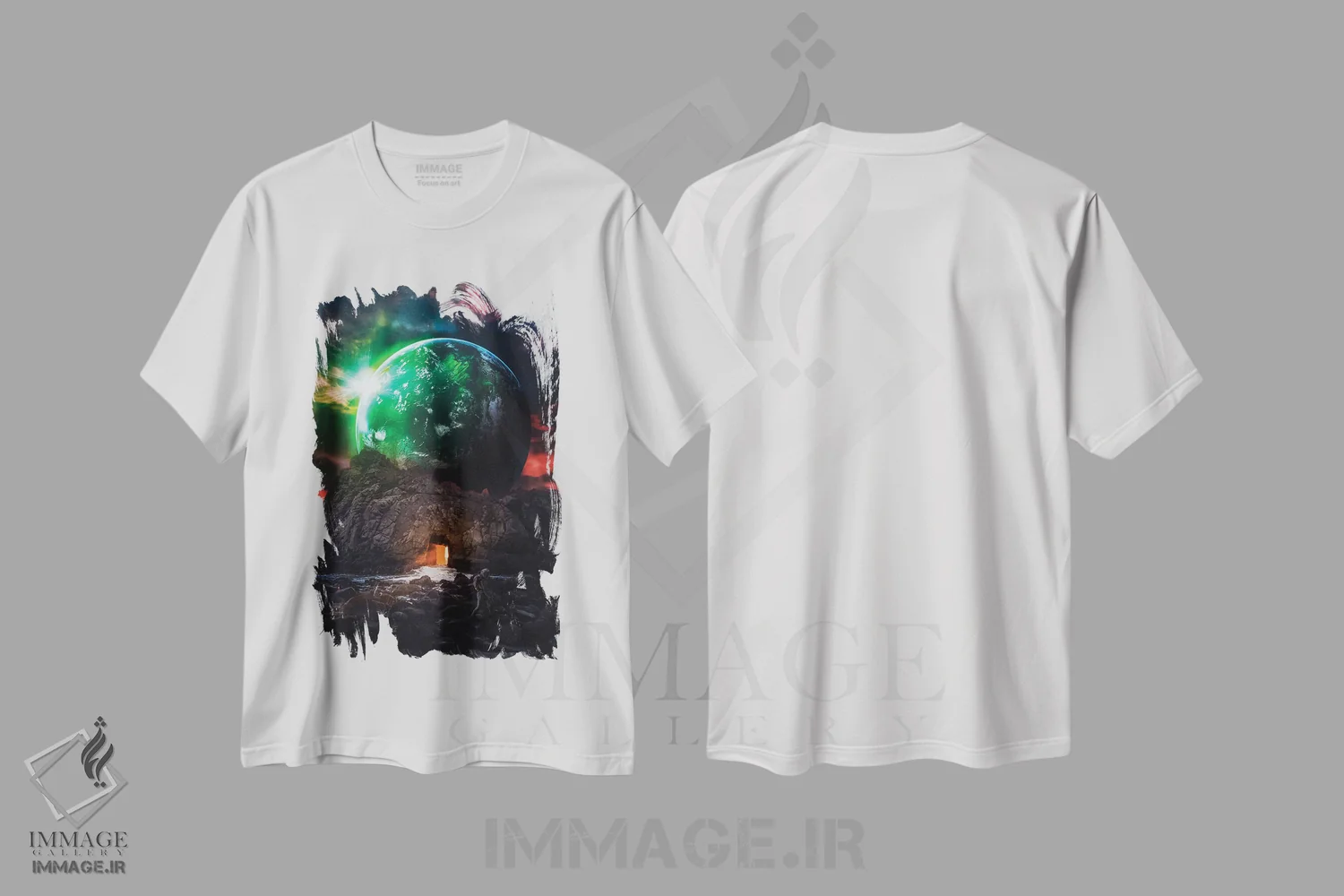 تیشرت سفید طرح دار فضانورد در حال کاوش سیاره ناشناخته، عکاسی ترکیبی اثر جن زد | immage.ir