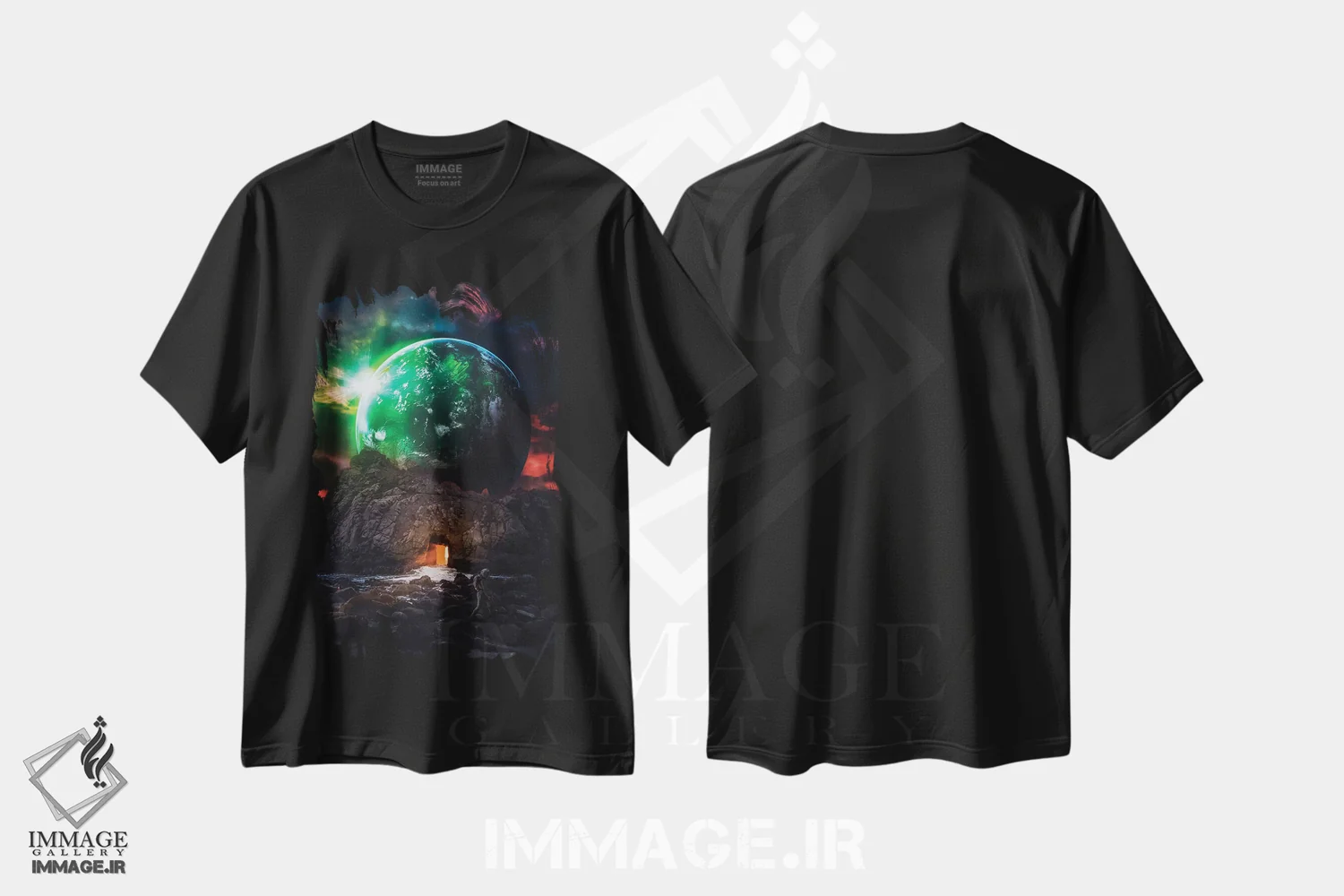 تیشرت مشکی طرح دار فضانورد در حال کاوش سیاره ناشناخته، عکاسی ترکیبی اثر جن زد | فروشگاه ایماژ
