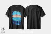 تیشرت مشکی طرح دار ساحل دریایی و شن های بیابان، عکاسی ترکیبی اثر جن زد | فروشگاه ایماژ