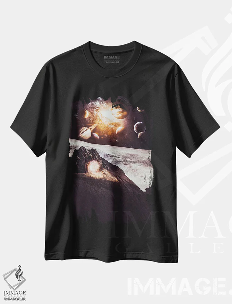 تیشرت مشکی طرح دار پورتال فضانورد به سیاره جدید، عکاسی ترکیبی اثر جن زد | immage.ir