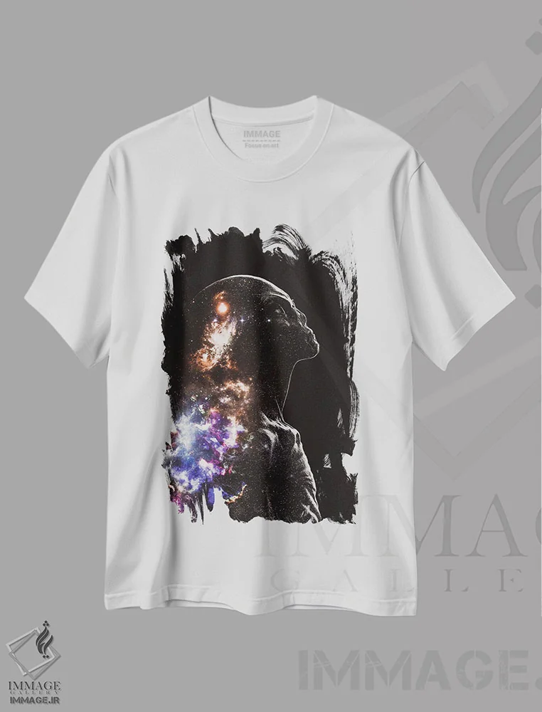 تیشرت سفید طرح دار بیگانه استاد کائنات و ستارگان، عکاسی ترکیبی اثر جن زد | immage.ir
