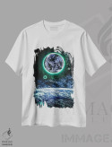 تیشرت سفید طرح دار زمین و سیاره فضایی با هاله سبز، عکاسی ترکیبی اثر جن زد | فروشگاه ایماژ