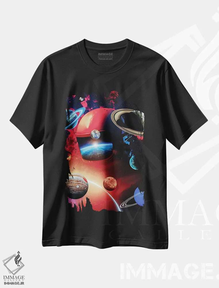 تیشرت مشکی طرح دار فضانورد خداگونه و منظومه شمسی، عکاسی ترکیبی اثر جن زد | فروشگاه ایماژ