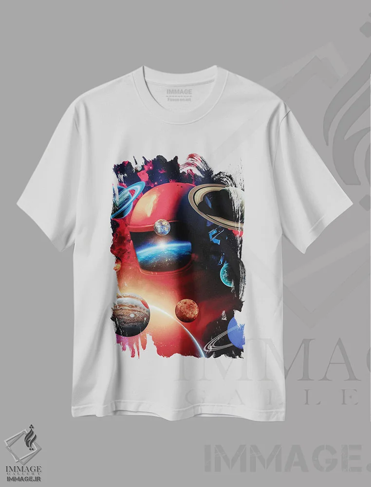 تیشرت سفید طرح دار فضانورد خداگونه و منظومه شمسی، عکاسی ترکیبی اثر جن زد | immage.ir