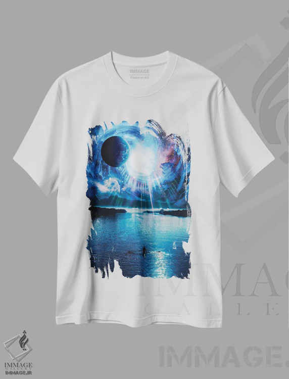 تیشرت سفید طرح دار حرکت به سوی جهان هستی، عکاسی ترکیبی اثر جن زد | immage.ir