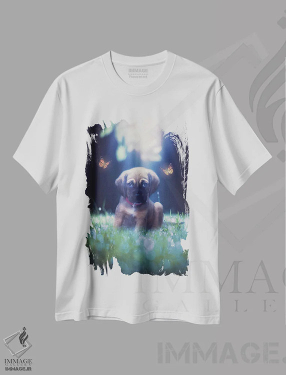 تیشرت سفید طرح دار سگ بانمک با پروانه های نارنجی، تزئینی اثر جن زد | immage.ir