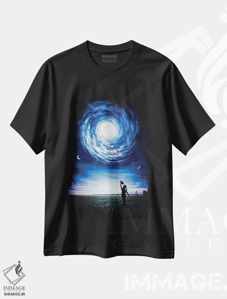 تیشرت مشکی طرح دار دخترک در حال بازی با هواپیمای کاغذی، تزئینی اثر جن زد | immage.ir