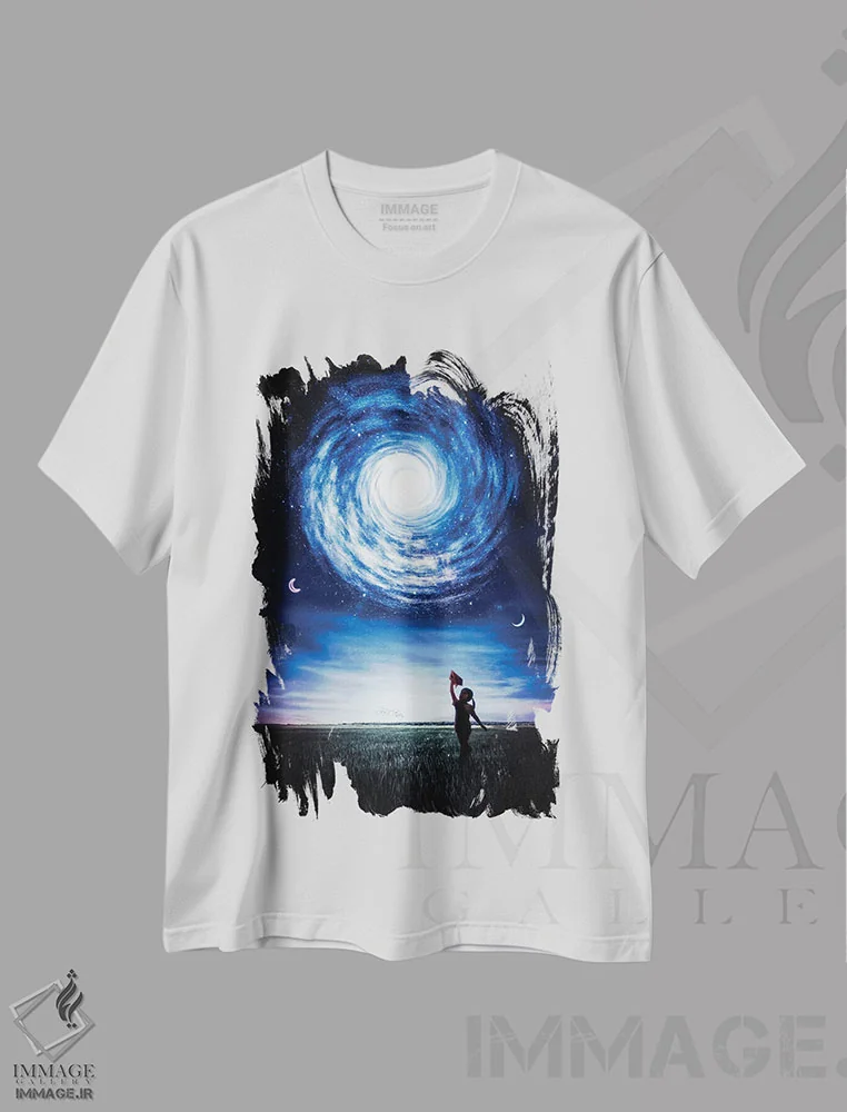 تیشرت سفید طرح دار دخترک در حال بازی با هواپیمای کاغذی، تزئینی اثر جن زد | فروشگاه ایماژ