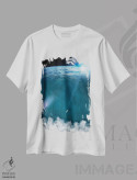 تیشرت سفید طرح دار موج سوار میان اقیانوس و فضا، تزئینی اثر جن زد | immage.ir