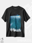 تیشرت مشکی طرح دار موج سوار میان اقیانوس و فضا، تزئینی اثر جن زد | فروشگاه ایماژ
